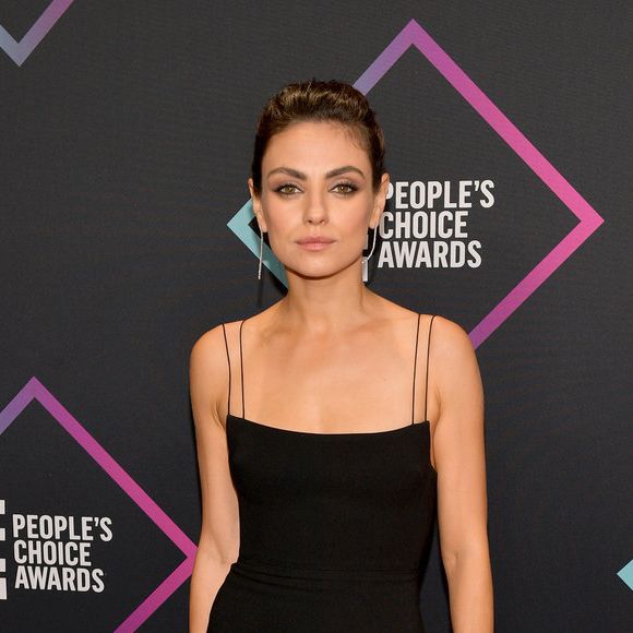Mila Kunis escolheu um slip dress preto e elegante para o People's Choice Awards 2018, que aconteceu no dia 11 de novembro, na Califórnia