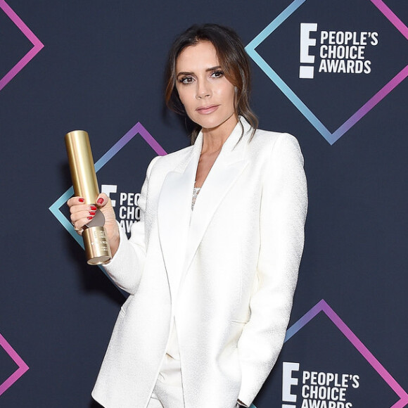 Victoria Beckham escolheu um look com pegada boyfriend de alfaiataria para o People's Choice Awards 2018