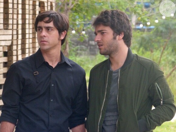 Davi (Humberto Carrão) e Ernesto (Felipe Abib) flagram Zac Virus (Thiago de los Reyes) saindo da casa de Manuela (Chandelly Braz), em 'Geração Brasil', em 2 de setembro de 2014