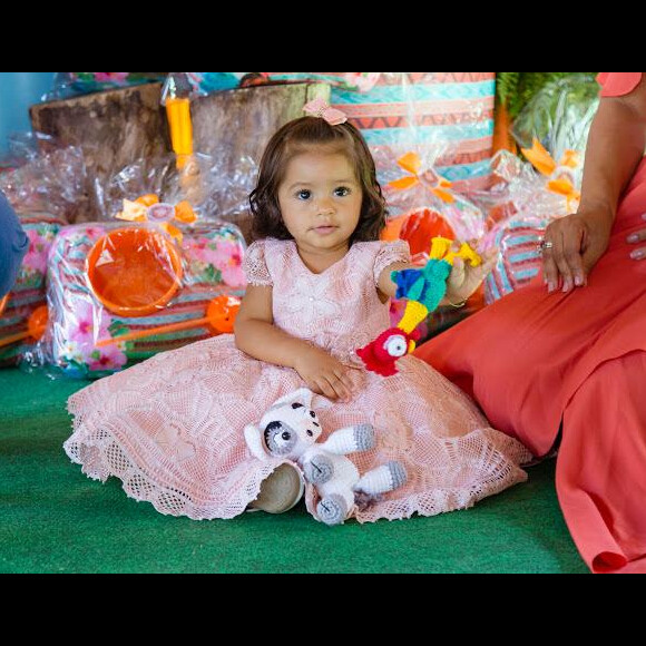 Yolanda, filha de Juliana Alves, prestigiou o aniversário de Bernardo