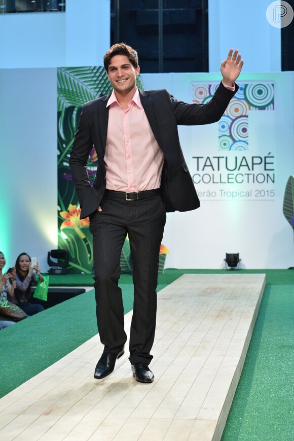 O ex-BBB André Martinelli desfila no evento de moda, no shopping Tatuapé, em São Paulo