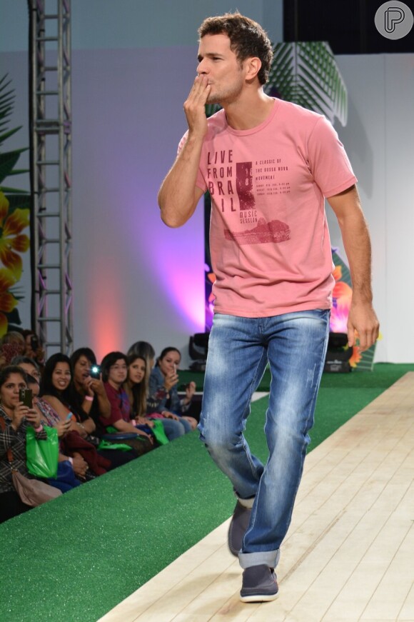 Daniel de Oliveira manda beijo para as fãs durante evento de moda, no shopping Tatuapé, em São Paulo (1º de setembro de 2014)