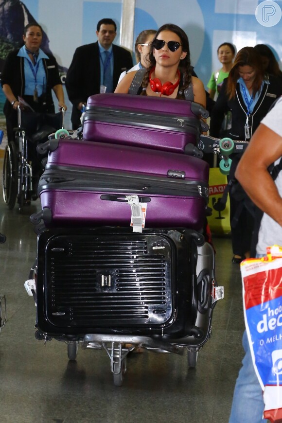 Bruna Marquezine desembarca no aeroporto do Galeão, no Rio de Janeiro, com óculos de coração