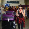 Bruna Marquezine recebe ajuda para carregar seu carrinho lotado de malas