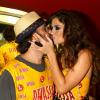 Alinne Moraes beija o namorado, Mauro Lima, no Carnaval