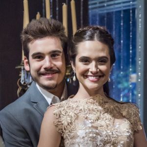 Samuca (Nicolas Prattes) decide antecipar casamento com Marocas (Juliana Paiva) nos próximos capítulos da novela 'O Tempo Não Para' após mãe da estilista proibir viagem a sós dos dois