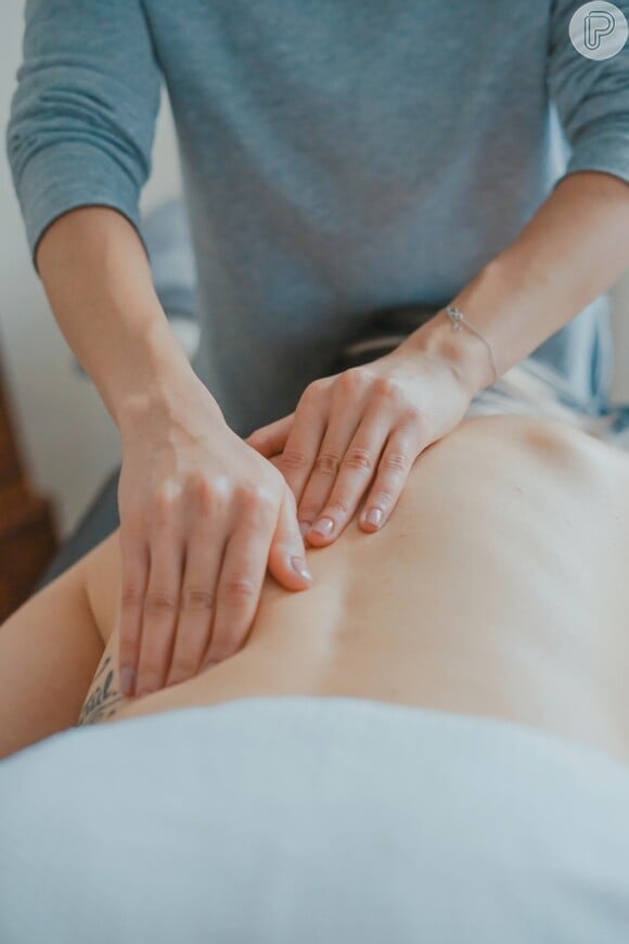 Com movimentos fortes e vigorosos, a massagem modeladora atinge camadas mais profundas da pele, melhorando o aspecto da pele com celulite