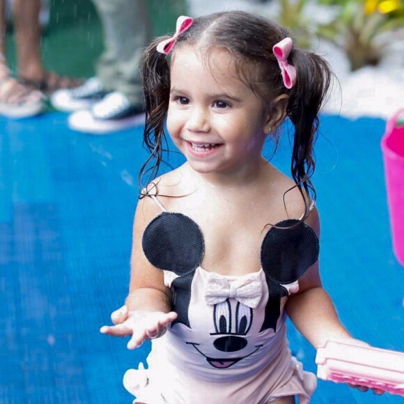 Deborah Secco adora compartilhar looks divertidos da filha, Maria Flor