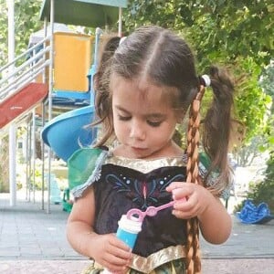 Filha de Deborah Secco, Maria Flor exibiu look da princesa Anna, do filme 'Frozen'