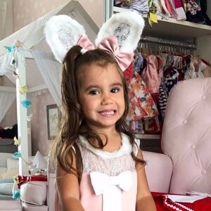 Filha de Deborah Secco e Hugo Moura, Maria Flor se vestiu de coelhinha da Páscoa