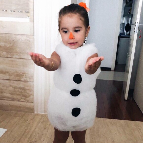 Filha de Deborah Secco e Hugo Moura, Maria Flor usou look de Olaf, do filme 'Frozen'