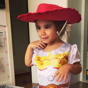 Maria Flor, filha de Deborah Secco e Hugo Moura, se fantasiou de Jessie, personagem de Toy Story