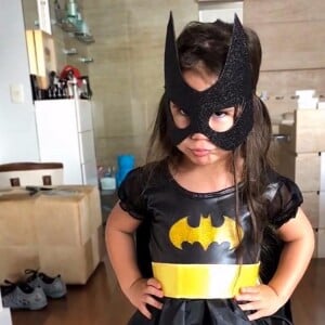 Filha de Deborah Secco e Hugo Moura, Maria Flor encantou a web ao se vestir de Batman