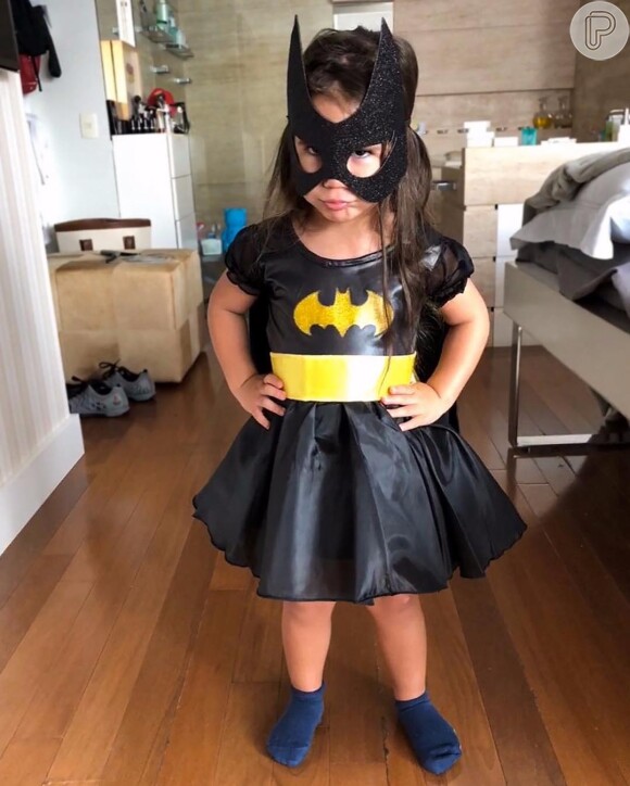Filha de Deborah Secco e Hugo Moura, Maria Flor encantou a web ao se vestir de Batman