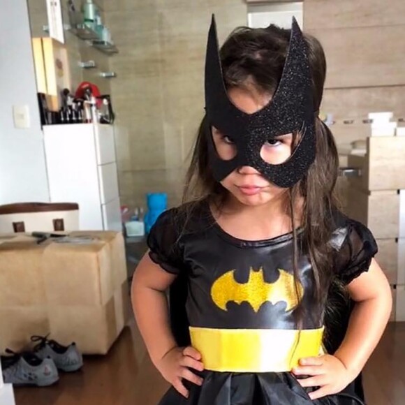 Filha de Deborah Secco e Hugo Moura, Maria Flor encantou a web ao se vestir de Batman