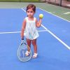 Maria Flor, filha de Deborah Secco e Hugo Moura, usou look fofo em aula de tênis