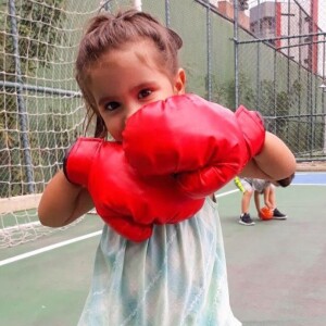 Maria Flor, filha de Deborah Secco e Hugo Moura, repetiu o look em aula de luta