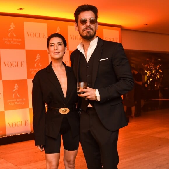 Os looks pretos e dourados das famosas. Ao lado de João Vicente de Castro, Fernanda Paes Leme apostou na polêmica bermuda ciclista com blazer oversized