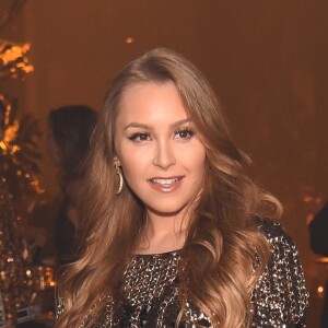 Os looks pretos e dourados das famosas. Todo trabalhado no bordado, o look de Carla Diaz é assinado por Silvia Ulson