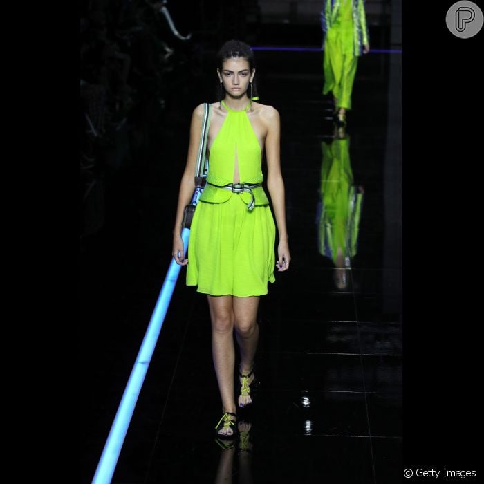 Os vestidos coloridos que vão estar em alta nesse verão. O visual neon é um  dos hits da temporada. Esse é Emporio Armani - Purepeople