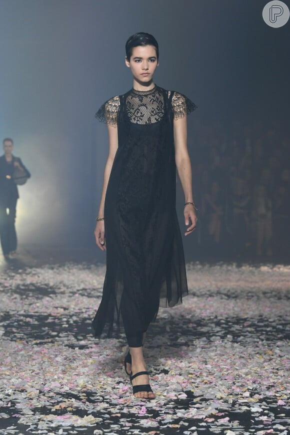 Um bom vestido preto é um investimento de moda. Esse é da Dior