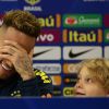 Davi Lucca, de 7 anos, se sentou do lado do pai na coletiva de imprensa e arrancou risos do jogador
