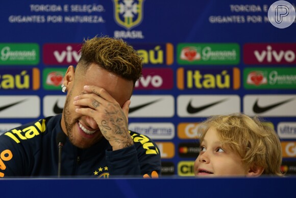 Davi Lucca, de 7 anos, se sentou do lado do pai na coletiva de imprensa e arrancou risos do jogador