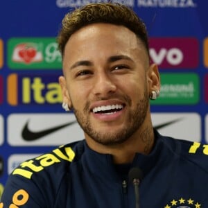 Neymar não conseguiu conter a risada ao revelar aos jornalistas o pedido do filho, Davi Lucca