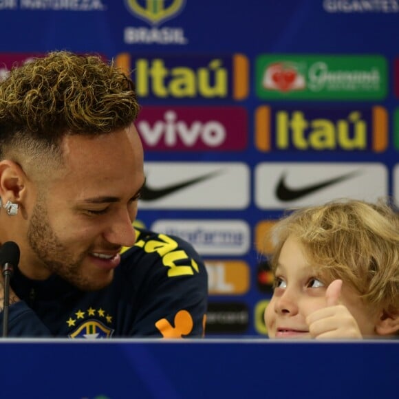 Davi Lucca, filho de Neymar, roubou a cena ao participar da coletiva de imprensa 