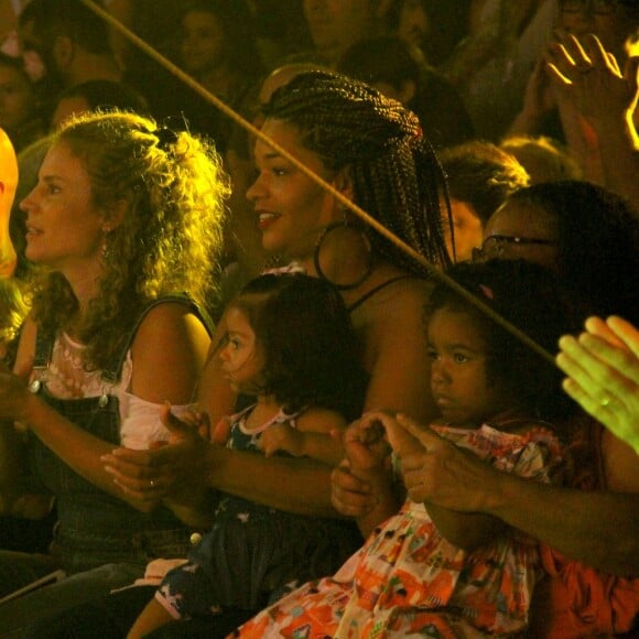 Filha de Juliana Alves, Yolanda observou os palhaços em circo nesta quinta-feira, 15 de novembro de 2018