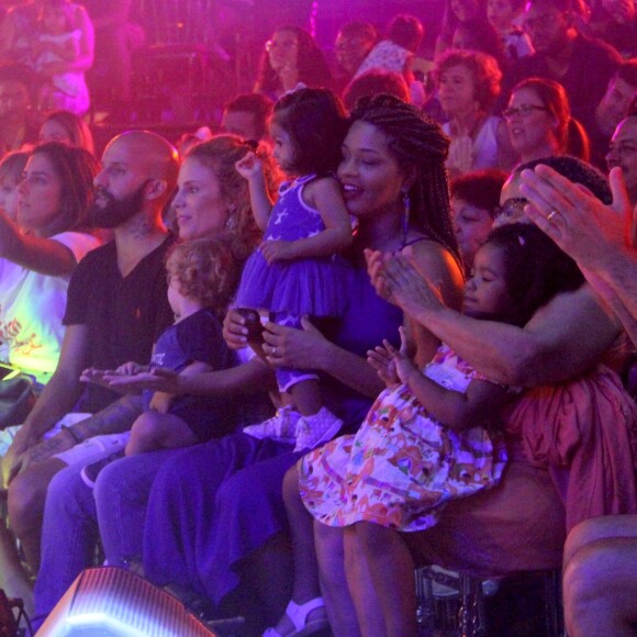 Filha de Juliana Alves, Yolanda se divertiu em circo no Rio de Janeiro