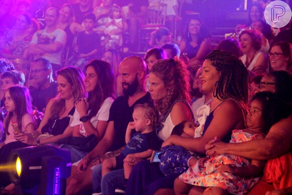 Juliana Alves amamentou a filha, Yolanda, em circo do Rio nesta quinta-feira, 15 de novembro de 2018
