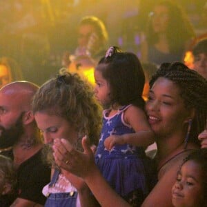 Juliana Alves e Maíra Charken posaram com filhos no colo em circo do Rio