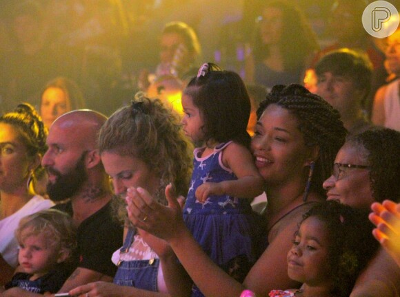 Juliana Alves e Maíra Charken posaram com filhos no colo em circo do Rio