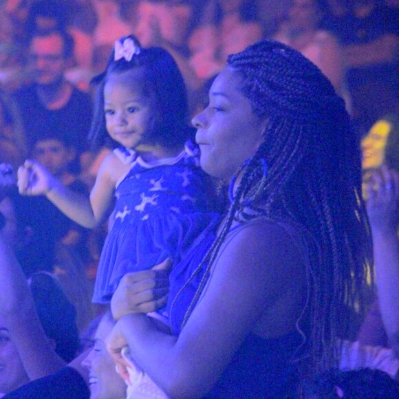 Juliana Alves foi fotografada com a filha, Yolanda, no colo nesta quinta-feira, 15 de novembro de 2018