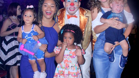 Juliana Alves leva a filha, Yolanda, para se divertir em circo no Rio. Fotos!