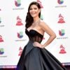 A apresentadora Chiquinquira Delgado usou um longo volumoso Galia Lahav, sapato Aquazzura e joias Daoro no Grammy Latino 2018