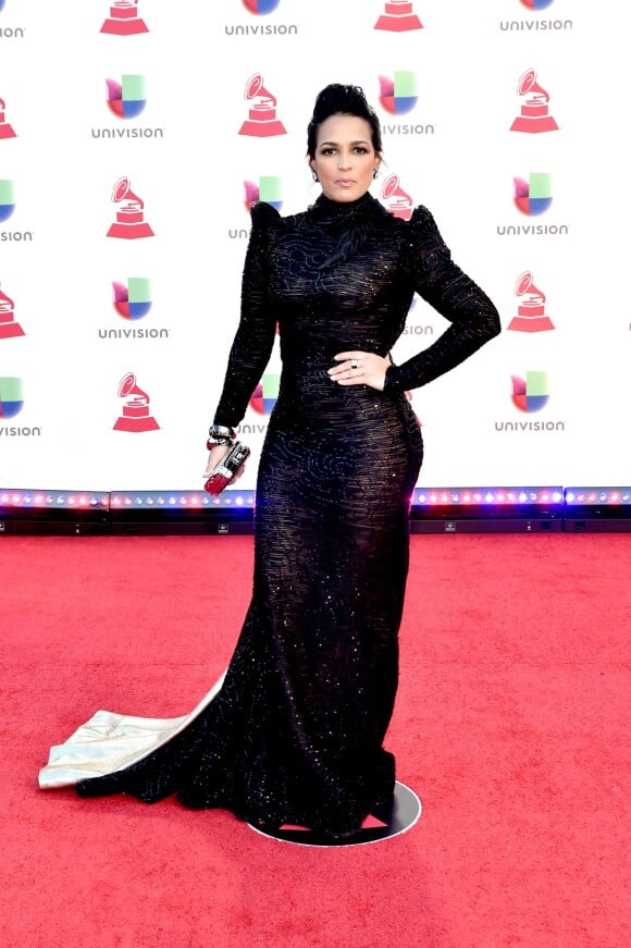 A atriz Celines Toribio usou vestido com ombro estruturado e toque de transparência em prêmio