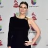 Laura Pausini usou vestido de um ombro só Armani Privé em prêmio