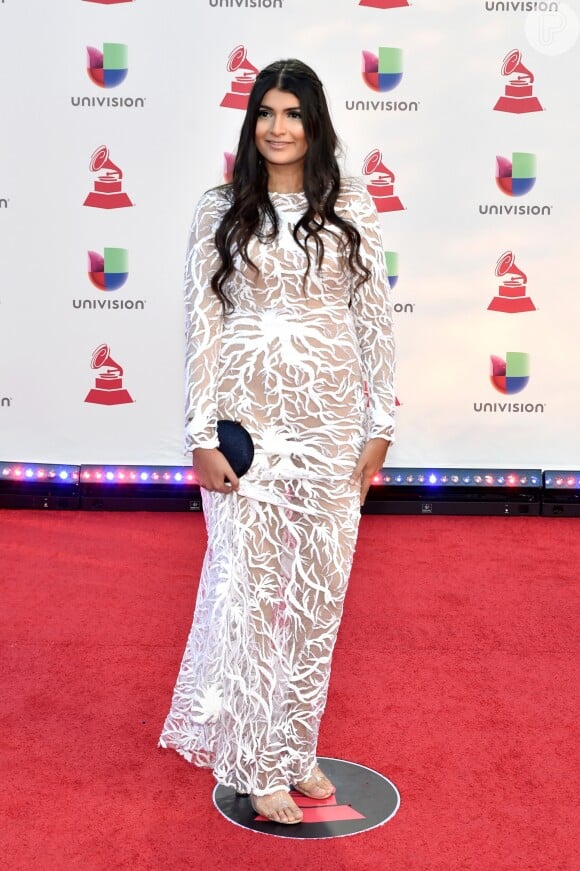 A cantora Claudia Prieto apostou em um vestido com transparência da designer Andrea Tankovitz