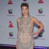 A cantora Halsey modernizou um vestido estilo vintage com toque de transparência
