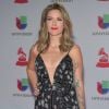 A cantora Kany Garcia apostou em vestido longo com decote e bordados em prata para o Grammy Latino 2018