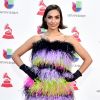 A cantora Manu Manzo apostou em um look vintage colorido repleto de plumas do designer Mondo Guerra