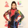 Apresentadora do Grammy Latino 2018, a espanhola Rosalía usou um vestido curto com franjas colorido da Versace