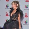 Thalía apostou em um vestido preto da marca LaBourjoisie, que combinava transparência, brilho e tule para premiação