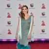 A apresentadora Michelle Galvan misturou as tendências de franja e pluma em um vestido de crochê para o Grammy Latino 2018