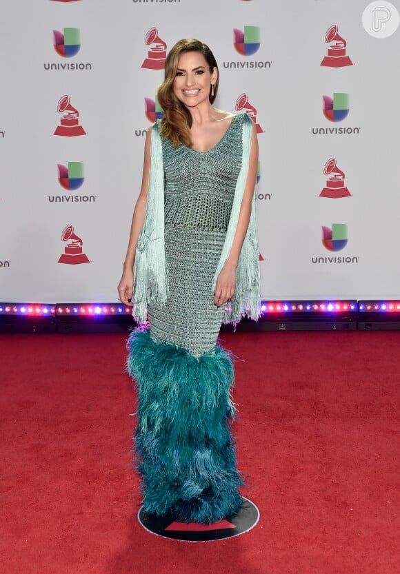 A apresentadora Michelle Galvan misturou as tendências de franja e pluma em um vestido de crochê para o Grammy Latino 2018
