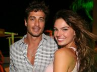 Isis Valverde exibe barriga desenhada em foto com marido: 'Amor-perfeito'. Veja!