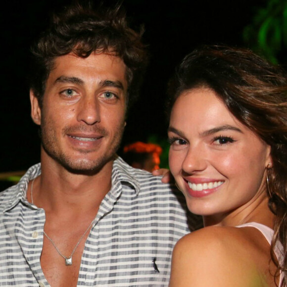 Isis Valverde exibiu a barriga desenhada em foto com marido, André Resende, nesta quinta-feira, 15 de novembro de 2018