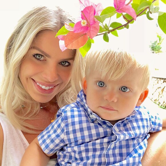 Karina Bacchi cobra R$ 20 mil por post com o filho, Enrico, de 1 ano